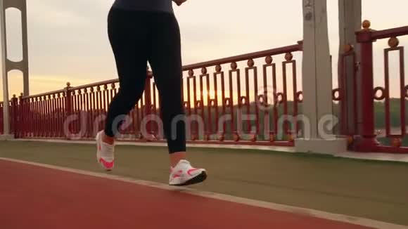 在桥上跑步的跑步者视频的预览图