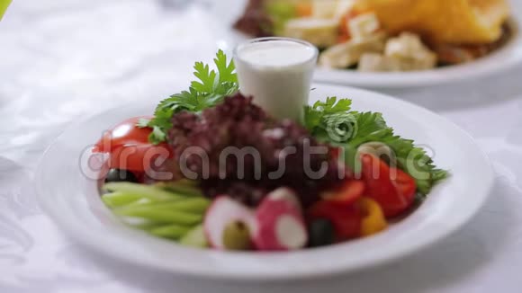 装饰精美的新鲜沙拉场景在餐厅用蔬菜沙拉装饰精美的盘子视频的预览图