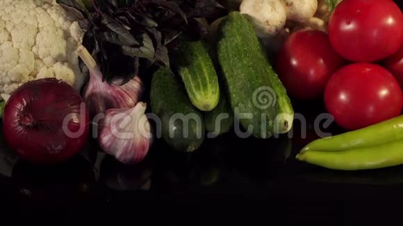 黑色背景上的一套新鲜蔬菜中大视频的预览图