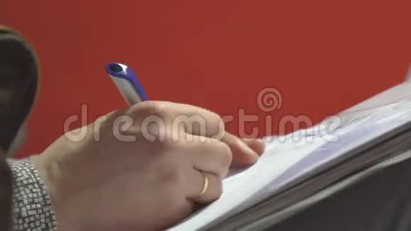 男人写字时双膝跪着地拿着纸视频的预览图