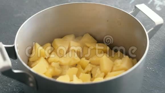 在平底锅中特写煮土豆做土豆泥视频的预览图
