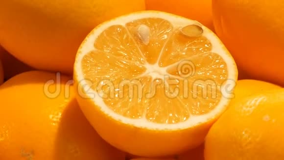市场摊位上有漂亮的成熟橘子橙色水果背景视频的预览图