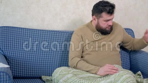 人正拿着药丸喝水坐在床上视频的预览图