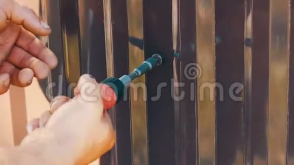 男性用专用螺丝和手动螺丝刀固定栅栏视频的预览图