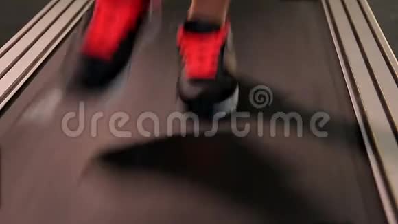 女人的脚穿着漂亮的运动鞋在跑步机上跑得很快追求目标视频的预览图