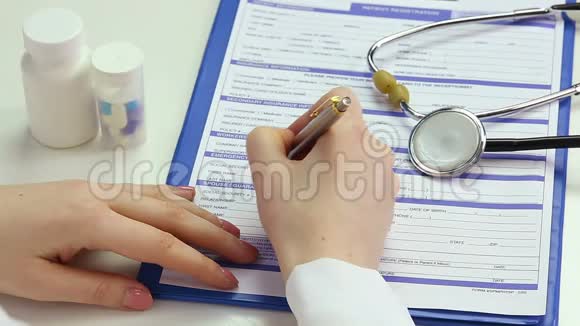 医生写下病人的信息在诊所填写登记表视频的预览图