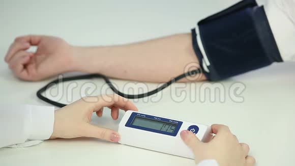 女医生使用传感器检查病人血压健康监测视频的预览图