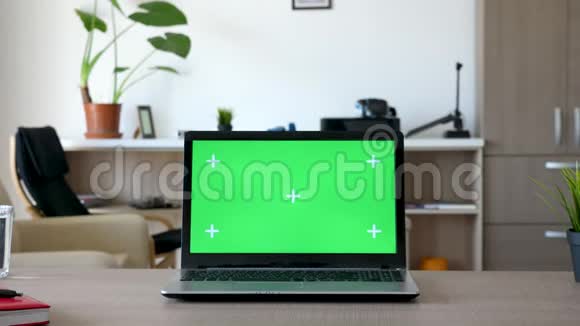 放大绿色屏幕模拟笔记本电脑视频的预览图