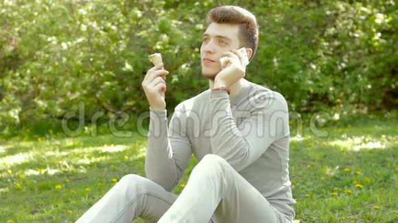 快乐的年轻人在手机上聊天吃冰淇淋视频的预览图