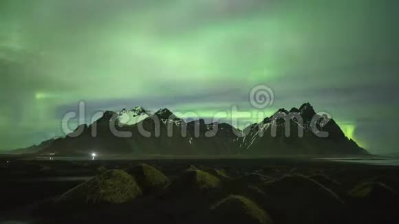 北光北极光奥罗拉北极光在维斯塔霍恩山在斯托克恩斯冰岛放大视频的预览图