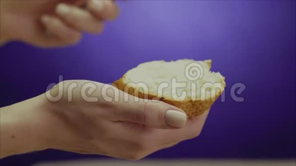 黄油涂在面包上白色黄油涂在新鲜面包上视频的预览图