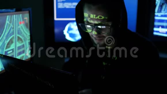 人在计算机工作黑客窃取信息它专业程序员在glasse绿色代码字符反思视频的预览图