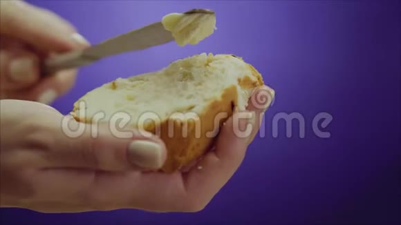 黄油涂在面包上白色黄油涂在新鲜面包上视频的预览图