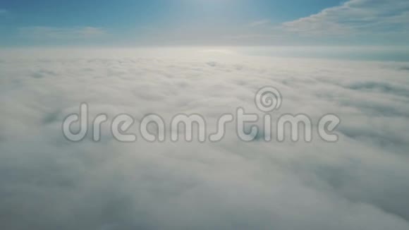 白天在白云上方缓慢飞行空中无人机拍摄美丽的天空视频的预览图