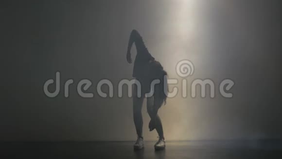 在烟雾弥漫的房间2现代舞蹈视频的预览图