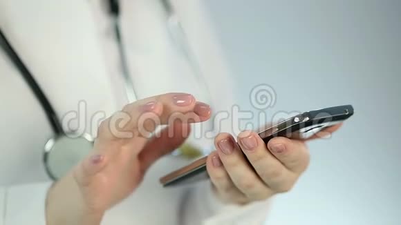 医生检查电子邮件与病人的实验室结果滚动和缩放图像视频的预览图