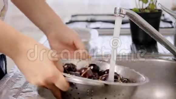 洗樱桃和煮奶酪蛋糕视频的预览图