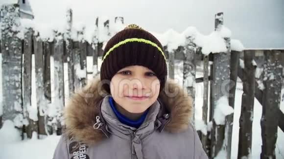 冬天一个微笑男孩的肖像视频的预览图