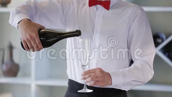服务员洒了香槟视频的预览图