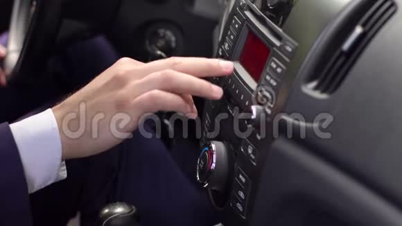 特写男性手打开汽车收音机视频的预览图