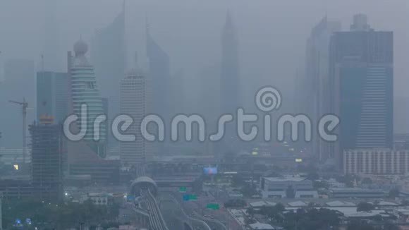 白天到夜间沙尘暴期间迪拜城市景观视频的预览图