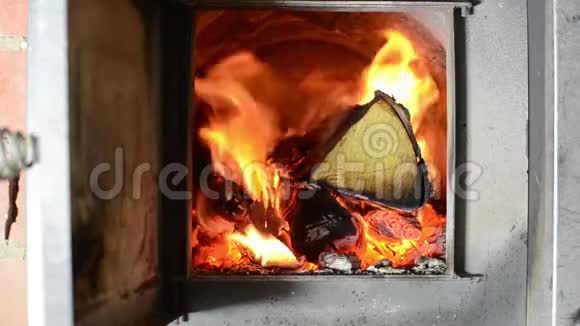 木头在炉子里燃烧木头燃烧的声音火的声音安静和安静视频的预览图