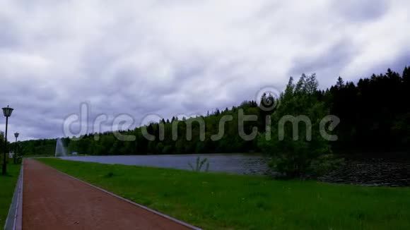 风暴云在公园的湖泊和森林上空形成的时间间隔视频的预览图