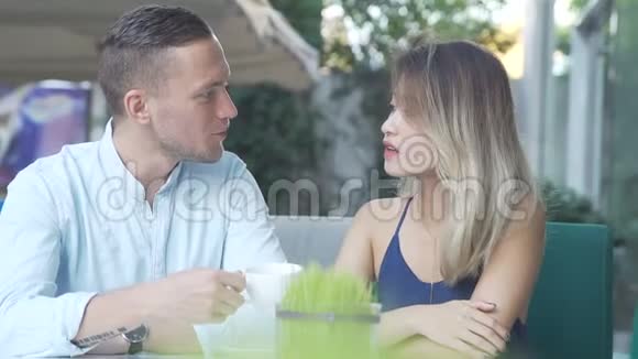 多种文化的夫妻在一起喝咖啡视频的预览图