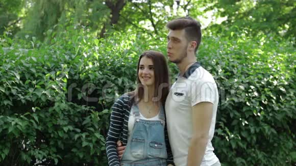 年轻漂亮的夫妇在公园拥抱和微笑视频的预览图