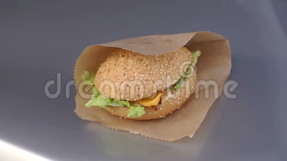 桌上纸袋中汉堡的特写视频的预览图