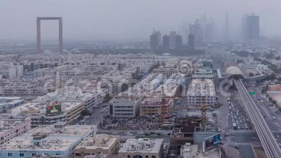 白天到夜间沙尘暴期间迪拜城市景观视频的预览图