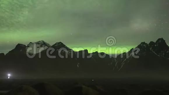 北光北极光奥罗拉北极光在维斯塔霍恩山在斯托克恩斯冰岛放大视频的预览图