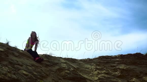 在桑迪山上休息的运动女孩视频的预览图
