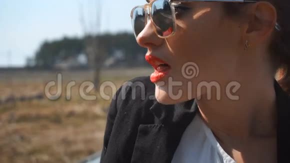 戴眼镜的时髦女孩舔嘴唇视频的预览图