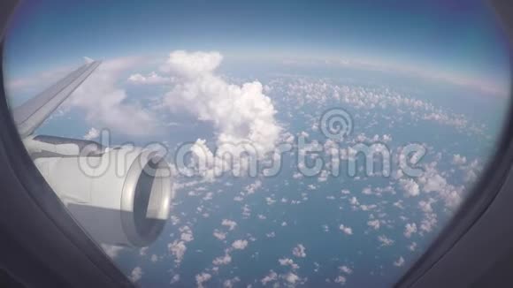 从喷气式飞机的窗户看到云飞机在天气上空飞行视频的预览图