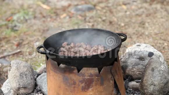 在户外大锅煮肉视频的预览图