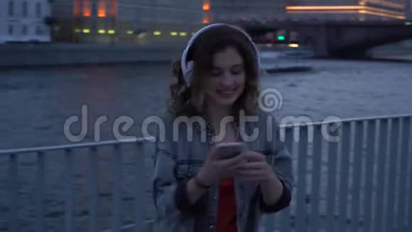 在城市里用智能手机听音乐的女人视频的预览图