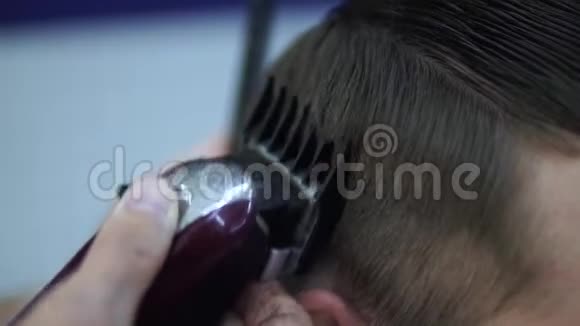 理发师用电动剃须刀理发理发师剪发视频的预览图
