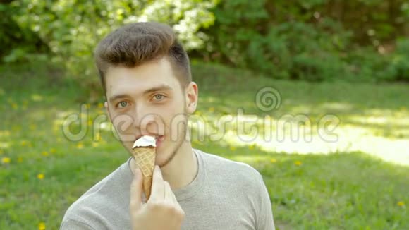 年轻快乐的男孩在户外吃美味的冰淇淋视频的预览图