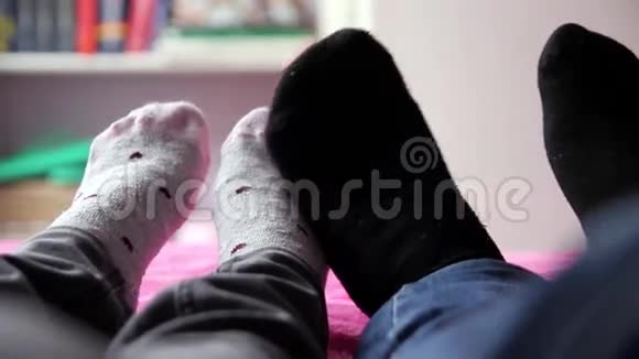 两只袜子相爱视频的预览图