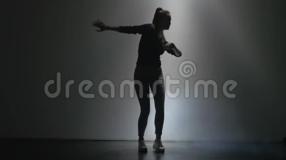 女舞女剪影在2号烟雾室视频的预览图