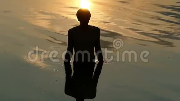 灿烂的日落太阳在一个人的头上谁把水浇在它的斯隆莫视频的预览图