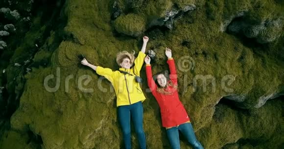 复印机从特写镜头飞到长镜头在冰岛熔岩上休息的快乐游客女人快乐的雌性视频的预览图