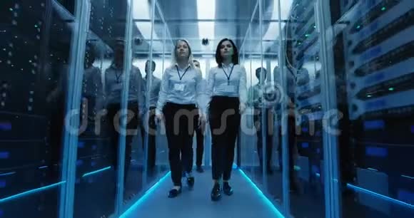 数据中心的工作人员在服务器架之间行走视频的预览图