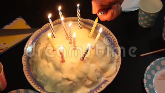 燃烧螺旋蜡烛的生日快乐蛋糕视频的预览图