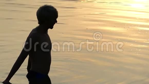 快乐的人在棕榈树上扬起河水在夕阳下的斯隆摩河上把河水抛起来视频的预览图