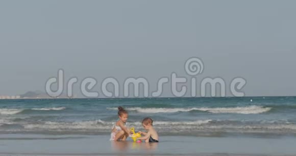 快乐无忧无虑的孩子们在海边玩沙子小朋友玩哥哥姐姐在海边玩快乐视频的预览图