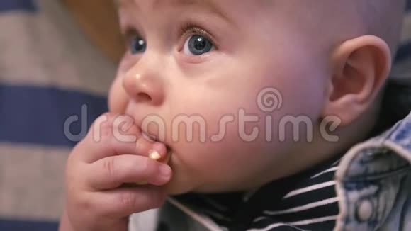 一个可爱的孩子自己吃一顿美味的饭菜特写慢动作1920x1080全高清视频的预览图