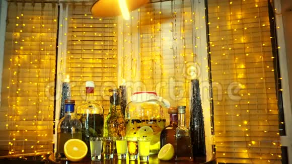 窗户附近的酒吧里酒精锡的范围有百叶窗和花环视频的预览图