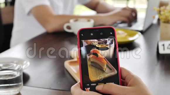 时髦的家庭母子在一家餐馆用手机相机制作食物照片视频的预览图